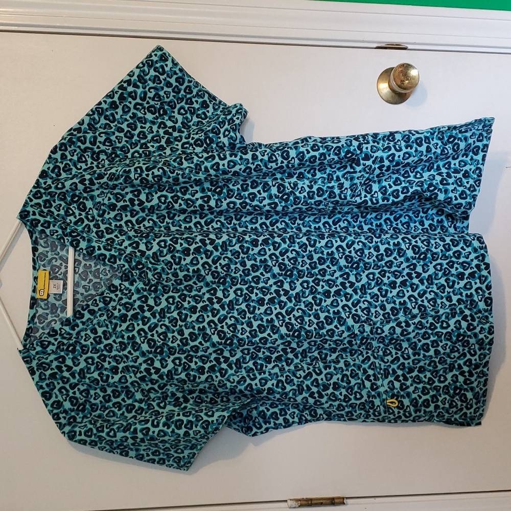 WonderWink women's Large blue leopard heart print scrub top